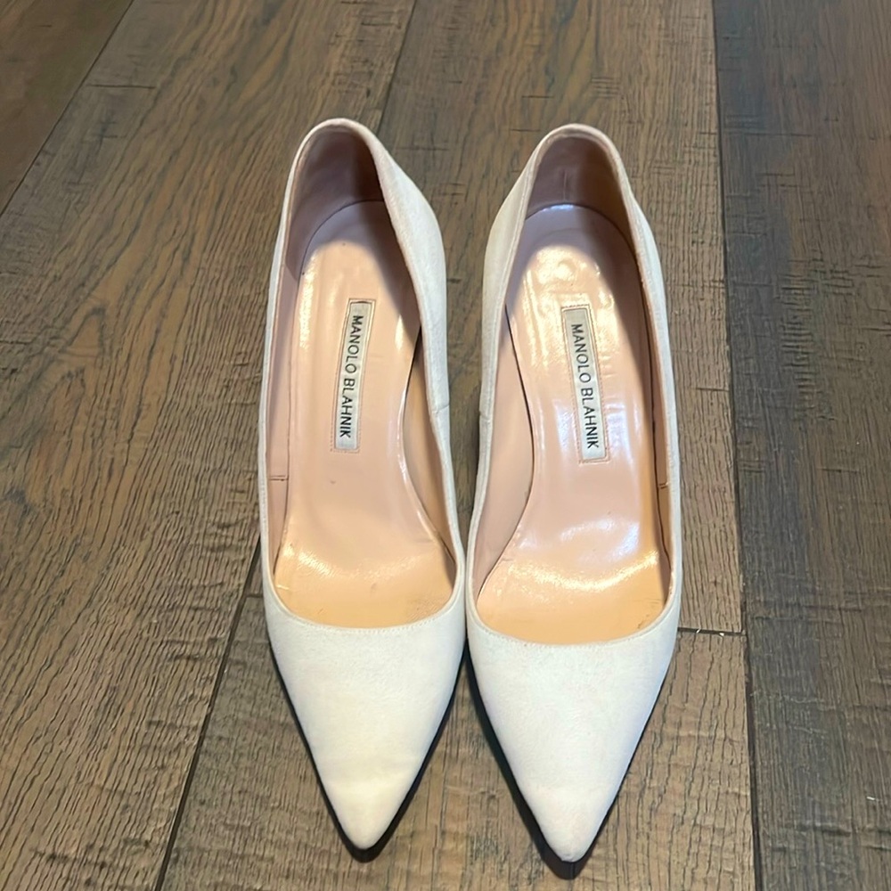 Manolo Blahnik White Sude Pumps 37